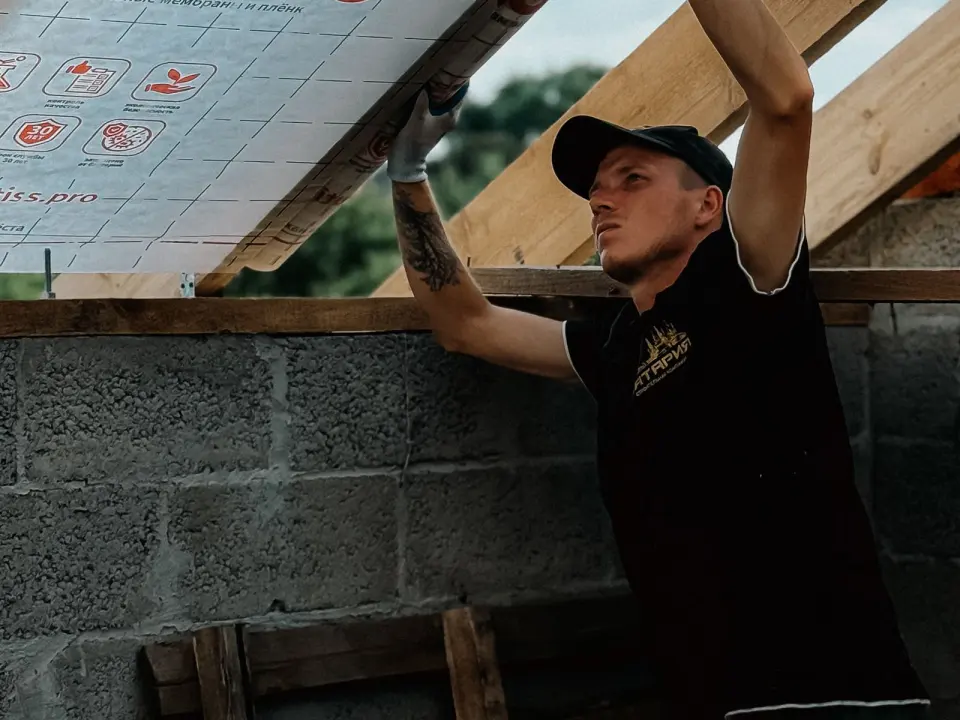 Colocación de membrana de barrera de agua y viento en obra · Servicios de steel framing en Buenos Aires