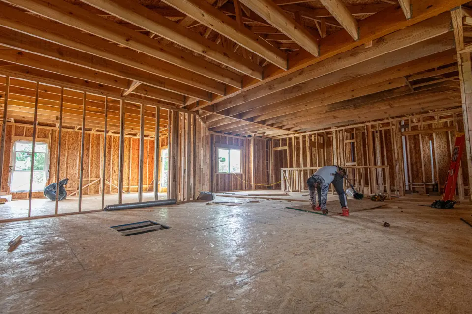 Casa en construcción, vista interior de la estructura · Obras realizadas en steel framing