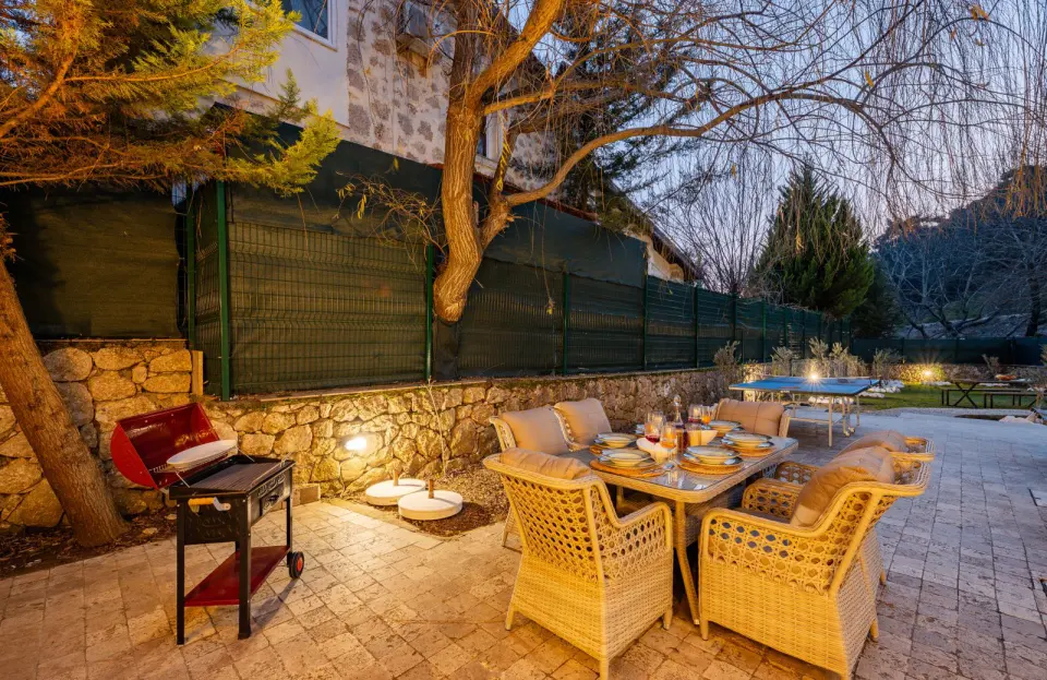 Patio con parrilla y mesa para un quincho · Quinchos en steel framing